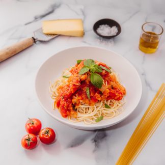 Spaghettis con salsa tomate y albahaca