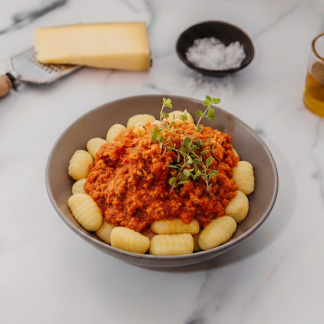 Ñoquis con salsa tuco de pollo