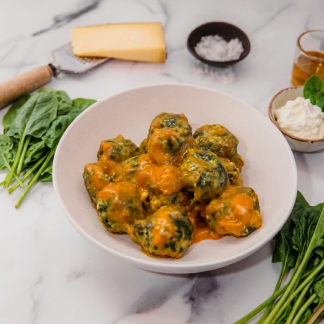 (Malfatti) Albóndiga de espinaca y ricota en salsa Rosa